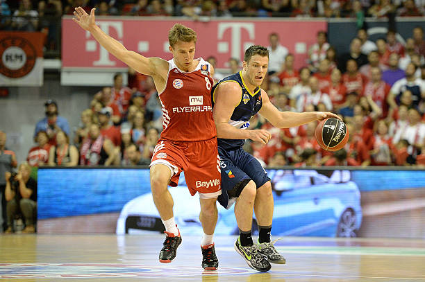 而这背后离 而这背后离